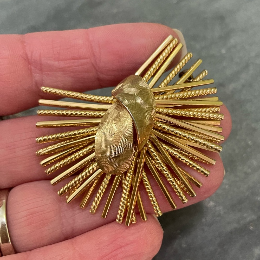 Vintage Christian Dior Grosse Radiant Gold Brooch - Picture 10 of 10